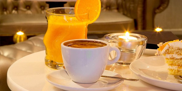 Café, zumo de naranja y tarta