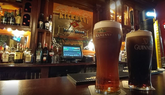 Cervezas en pub irlandés