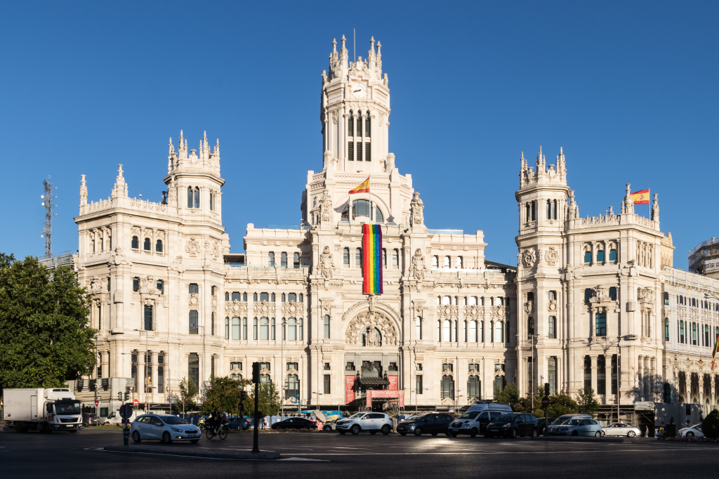 Bandera del Orgullo Gay en la Real Casa de Correos 