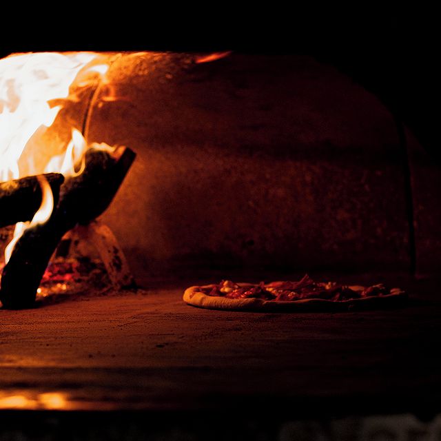 Pizza en el horno en Hot Now Foto: @hotnowmadrid