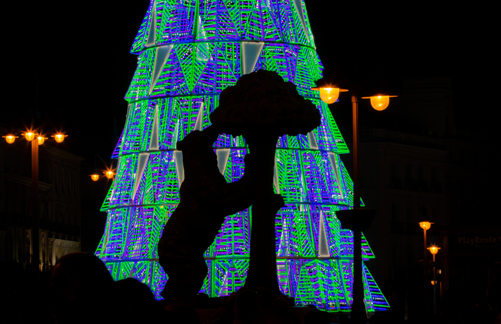 Puerta del sol de madrid en navidad, planes de navidad en madrid, gavirentals